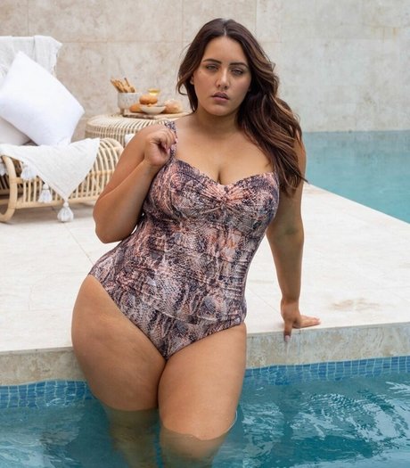 schwarzhaarige milf onlyfans erotische heiße archiv