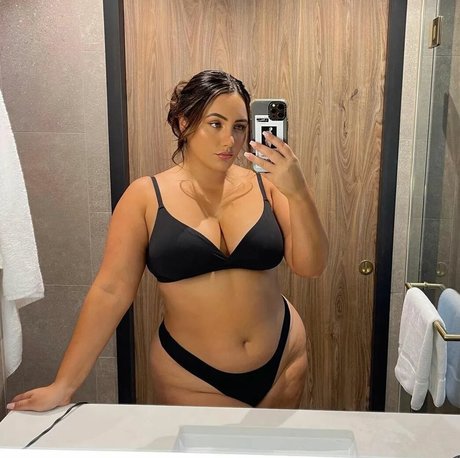 Yasmine MInovski hd top bilder