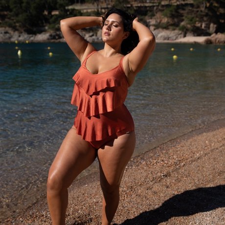 Yasmine MInovski exklusive perfekte foto