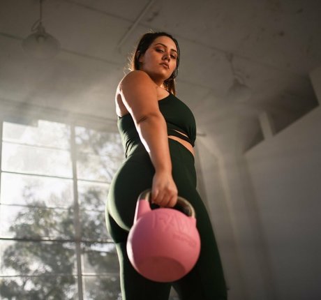 Yasmine MInovski kunst erwachsene fotos