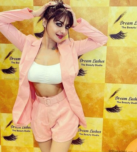 Suhaani Laskar schauspielerin kunst bilder