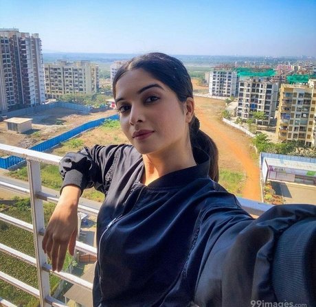 Bhavika Sharma schauspielerin nacktheit bilder