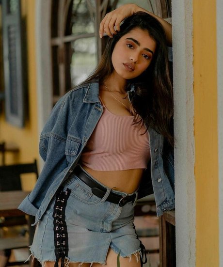 Ketika Sharma model nackten galerien
