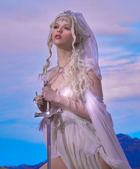 Emma Karla Peet kostenlose top bild