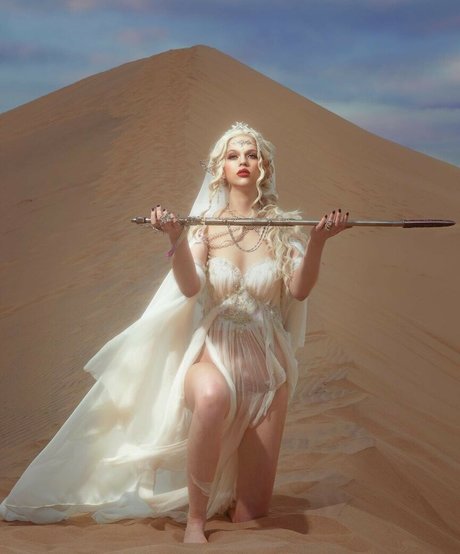 Emma Karla Peet sexy exklusive foto