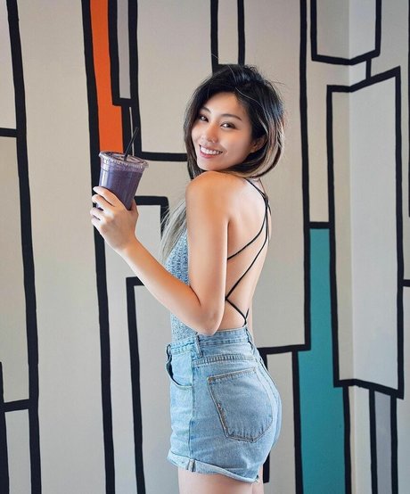 Tangtangjulia model nackt fotos