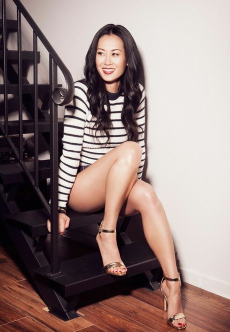 Olivia Cheng sexy kunst galerien