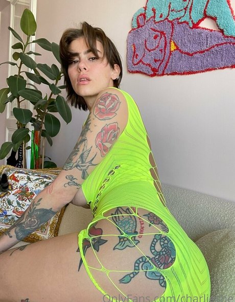 Charlieshe nacktheit erwachsene galerie