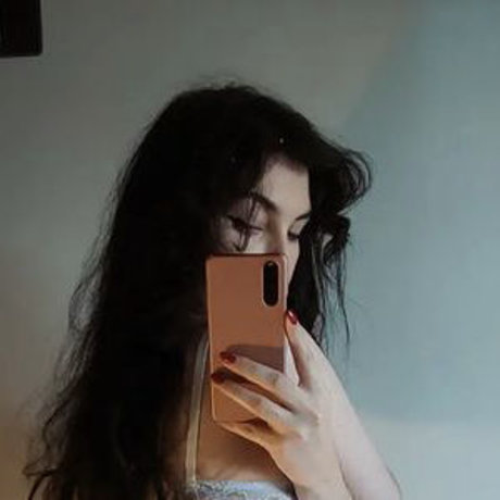 Dinky Demure top nackt galerie