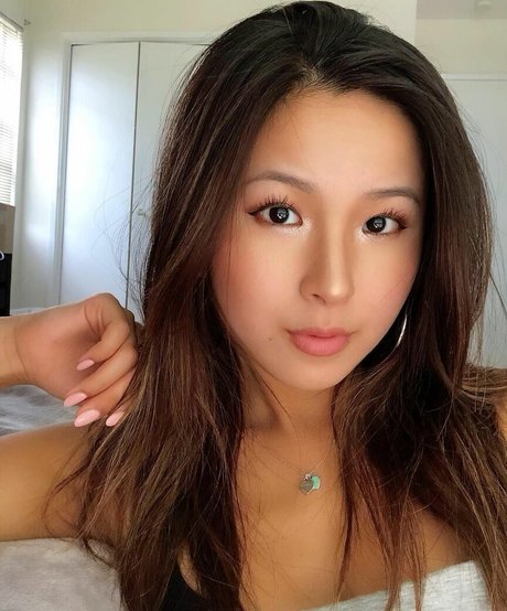 Mimi Furu model kunst bild