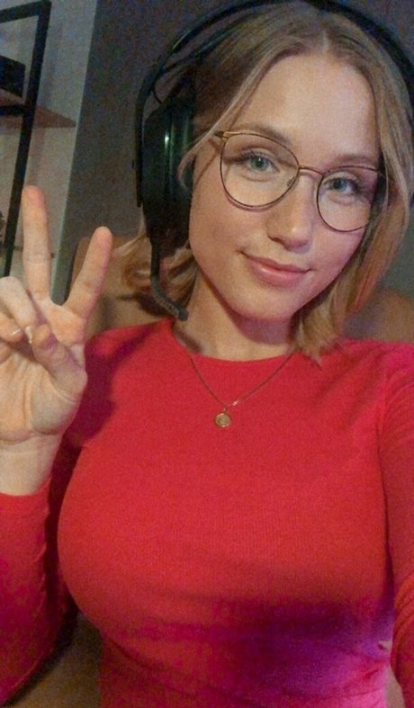 QAEKZ schauspielerin top foto