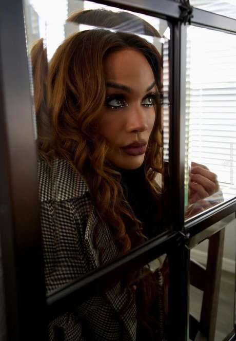 Lina Fanene kostenlose erwachsene fotos