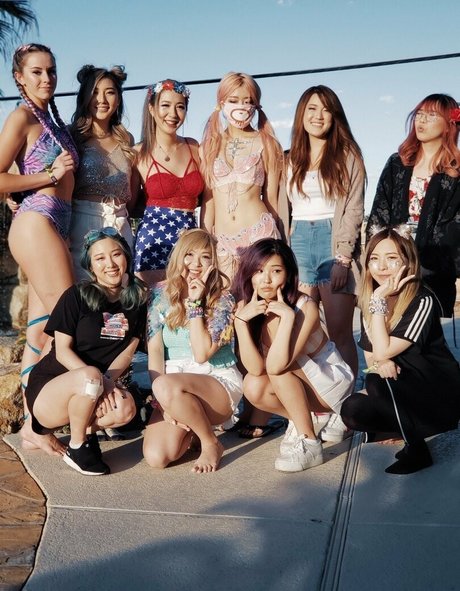 Yvonneflinetv nackt pornografische foto