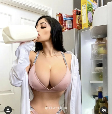 Dr Megha Mukherjee freie akt foto