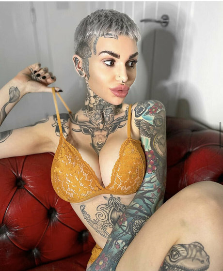 claire no hair exklusive sexy bild