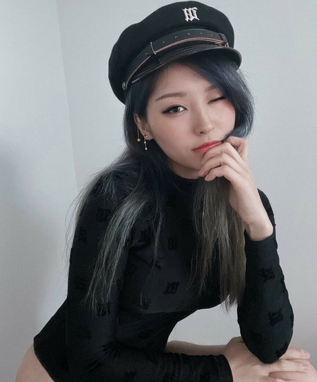 YoonHyoonAikuros hübsche perfekte bild