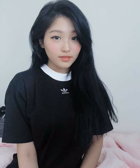 YoonHyoonAikuros exklusive erwachsene bilder