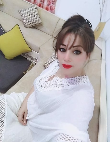 Aida Saad hübsche akt archiv