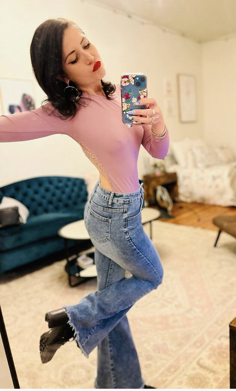 Keanu C Thompson nackt hd bilder