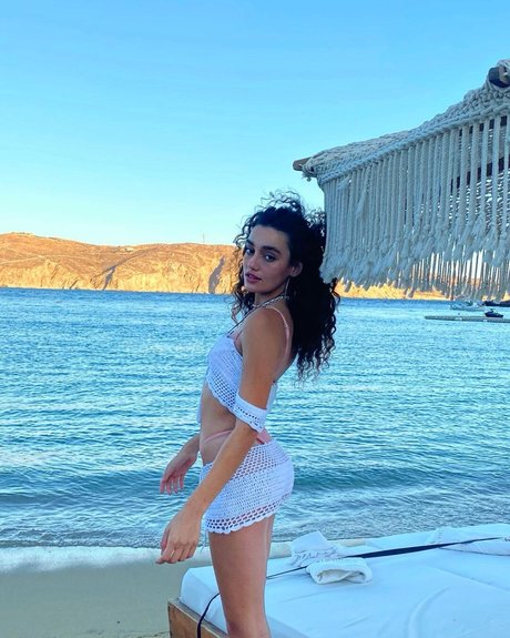 Liraz Nomdar erwachsene akt bilder