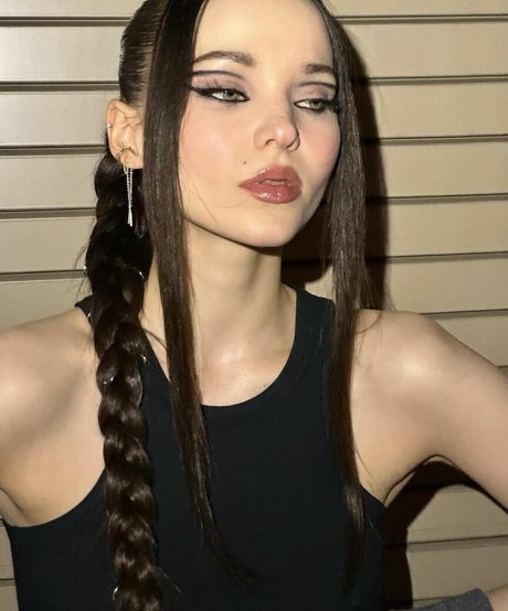 Dove Cameron nackt nette archiv