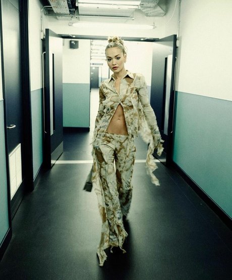 Rita Ora schöne porno galerien