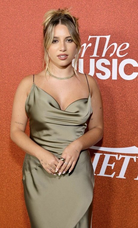 Mackenzie Ziegler nackt galerie