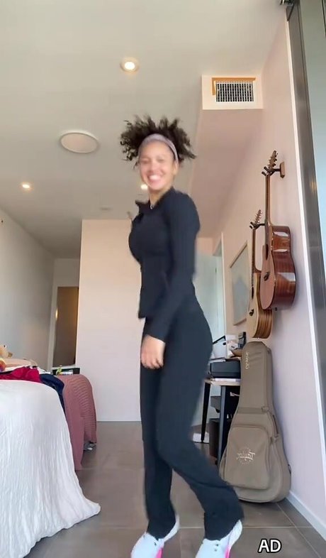 Sofia Wylie erotische akt archiv