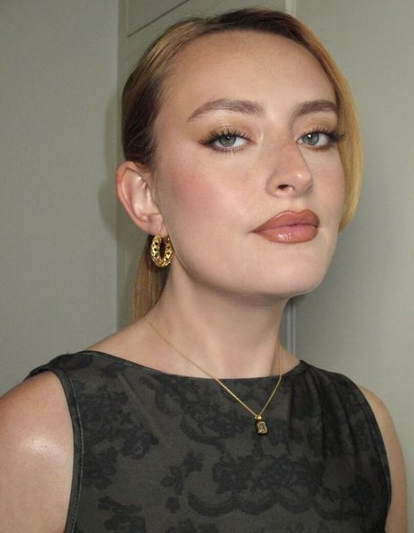 Amelia Dimoldenberg schöne porno foto