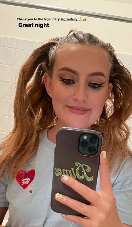 Amelia Dimoldenberg top pornografische bild