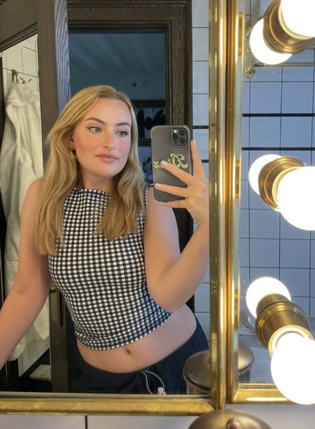 Amelia Dimoldenberg nackt nette foto