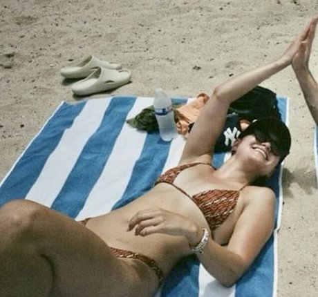 Olivia Holt kunst porno archiv