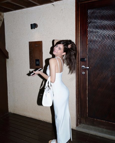 Eeeveenara nacktheit heiße bilder