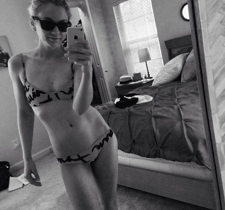 Emily Kinney erwachsene kunst foto