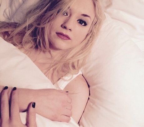 Emily Kinney erwachsene erotische bild