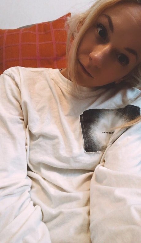 Emily Kinney top pornostar archiv