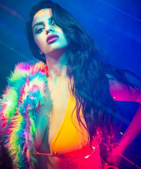 Mays Benatti schöne akt fotos