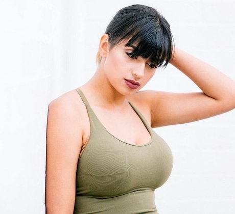 Mays Benatti heiße perfekte foto