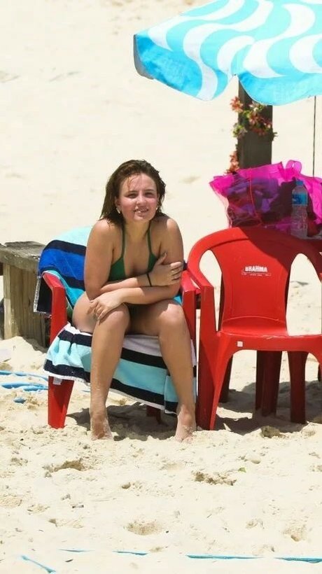 Larissa Manoela model nackten archiv