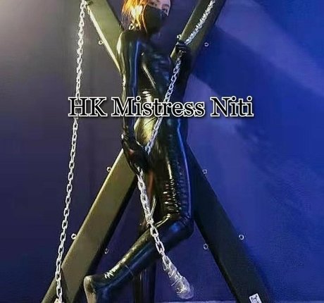 HK Mistress Niti nackt top bild