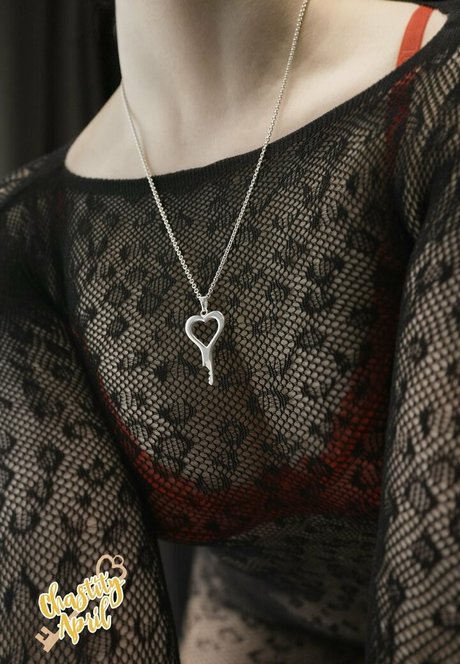 chastity april hübsche akt bilder