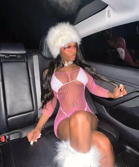 milanvalentine sexy nackten bilder