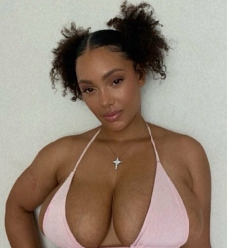 famousaria freie porno bilder