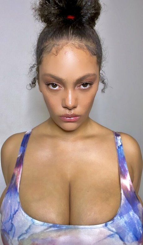 famousaria pornostar hd bilder