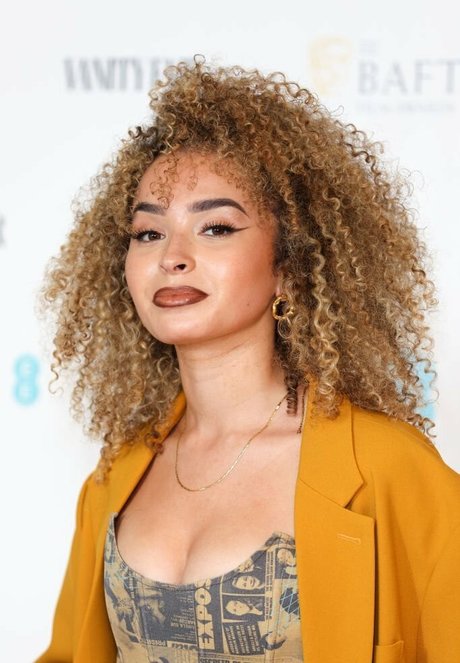 Ella Eyre hd pornographische galerien