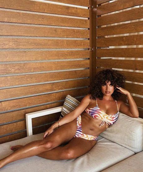 Joy Taylor erwachsene hübsche foto