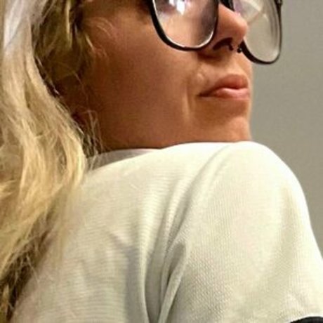 sexy rothaarige onlyfans top hd bild