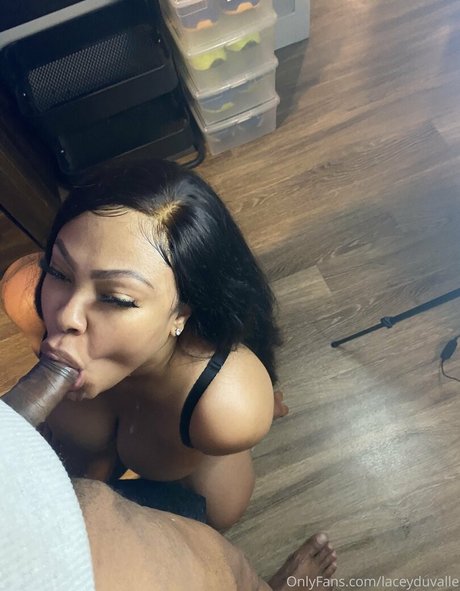 Lacey Duvalle Bilder