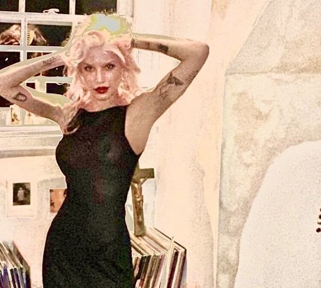 Halsey nacktheit akt foto