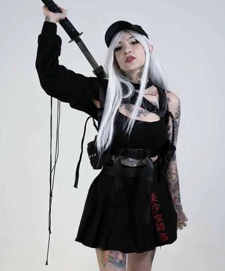 Aline Fox porno kunst galerie